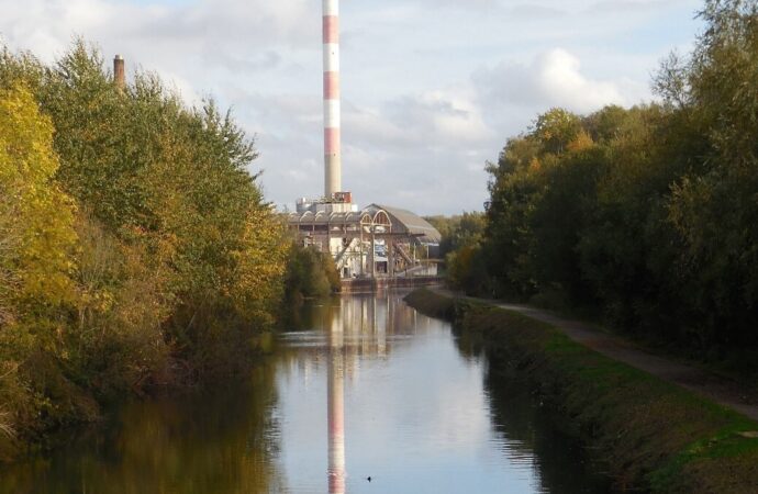 Glaces de Boussois en fond la Sambre au premier plan et l EV3 sur la droite
